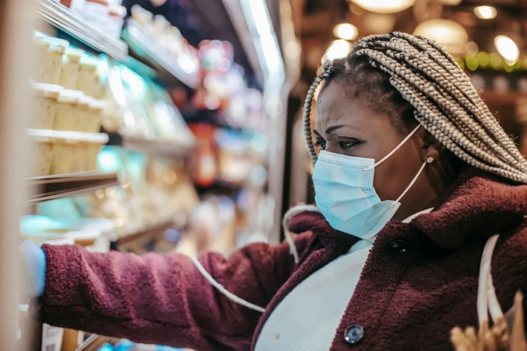 comportamiento del consumidor alimentos básicos · psicología del consumidor supermercado · lealtad de marca canasta básica · escasez económica decisión de compra · neuromarketing alimentos